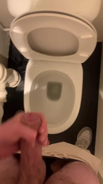 Jeter une grosse charge dans les toilettes du pub