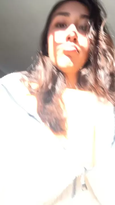 Piquante dans l'attitude, plus humide au lit