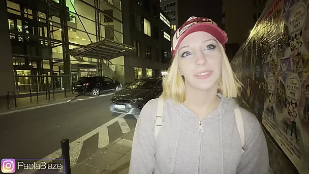 La blonde Paola amène un fan chez elle et le baise