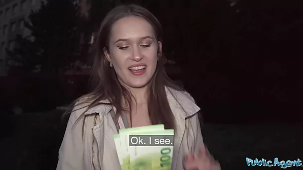 Une adolescente salope, Una Fairy, accepte de baiser avec un mec de Martin devant la caméra