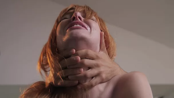Une ado rousse chaude en bas se fait baiser sauvagement avec du sperme sur sa chatte non rasée
