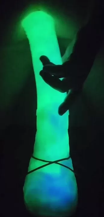 Les jouets phosphorescents sont tellement cool ! J'ai dû trouver la pièce la plus sombre possible pour rendre cette lueur super brillante !