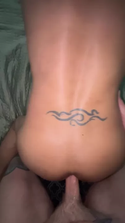 Il adore prendre ma bite crue.
