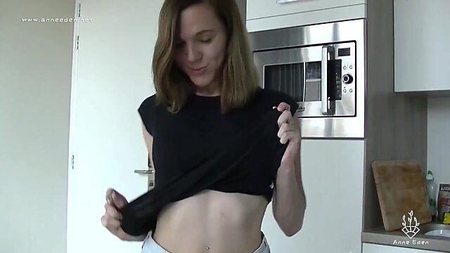 Una novia alemana solo quería hacer un striptease, pero no pudo resistirse a tener sexo con su amigo.