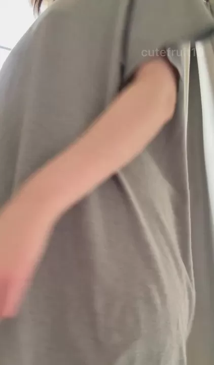 J'adore porter un t-shirt sans rien en dessous