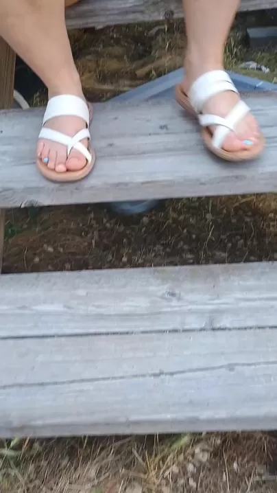 Femme qui fait pipi dehors