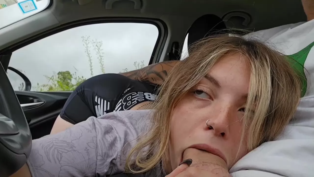 Ma jeune femme aime sucer des bites pendant que personne ne regarde.