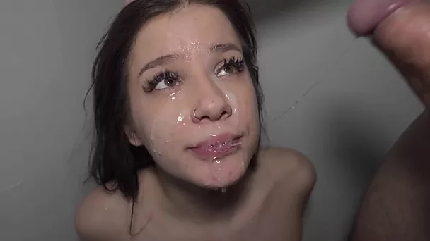 Une adolescente excitée de 18 ans se fait baiser et détruire par une énorme bite dans sa chambre