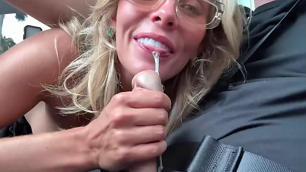 La princesse anglaise Bonnie Blue fait un tour sur la bite de Luke Cooper pendant que la voiture se conduit toute seule