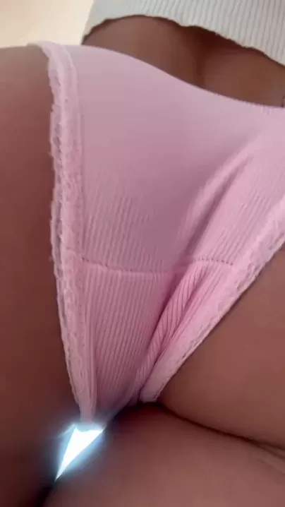 Ces culottes avaient l'air si mignonnes... mais mon cul affamé ne leur a montré aucune pitié