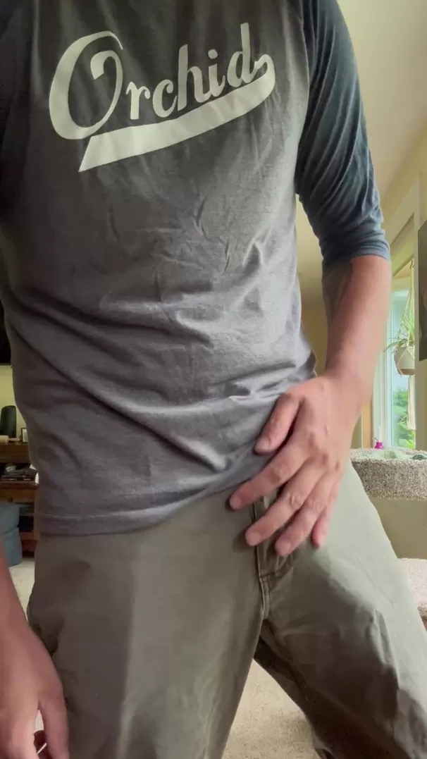 Tu peux le taquiner à travers mon pantalon ou le sortir pour le goûter