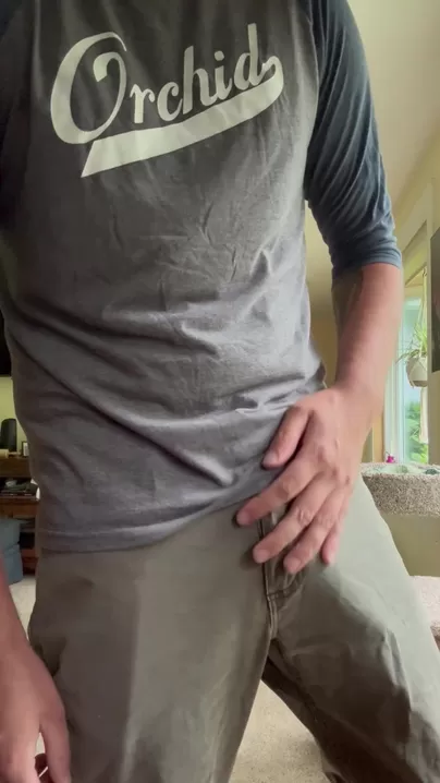 Tu peux le taquiner à travers mon pantalon ou le sortir pour le goûter