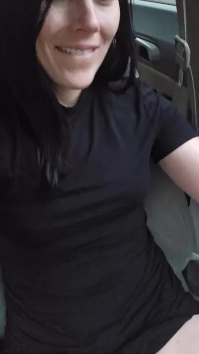Je joue avec moi-même dans la voiture avant le travail