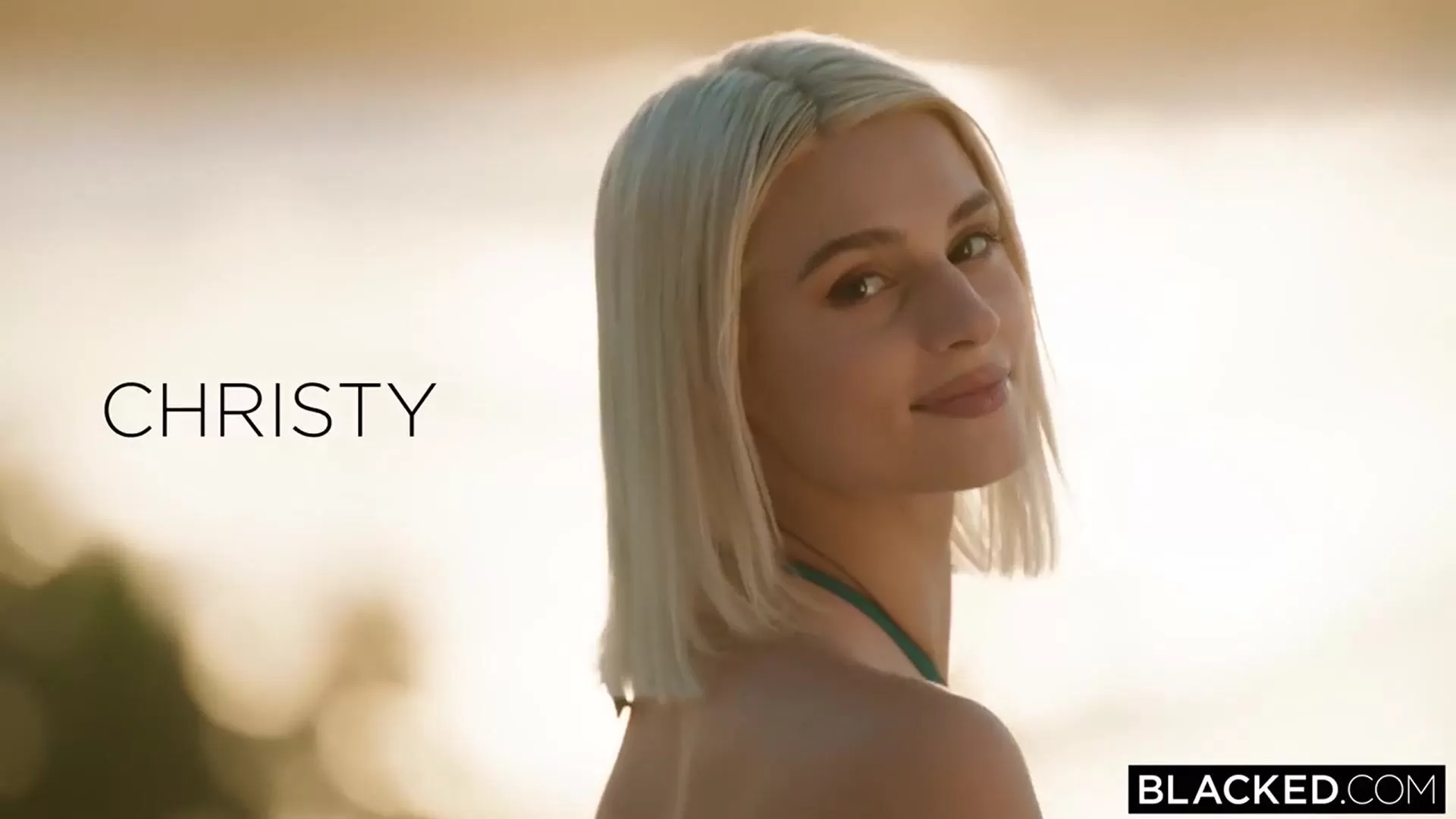 Blacked commet un crime en ne signant pas ma reine Christy White. Elle est si naturelle lorsqu'elle se fait baiser.