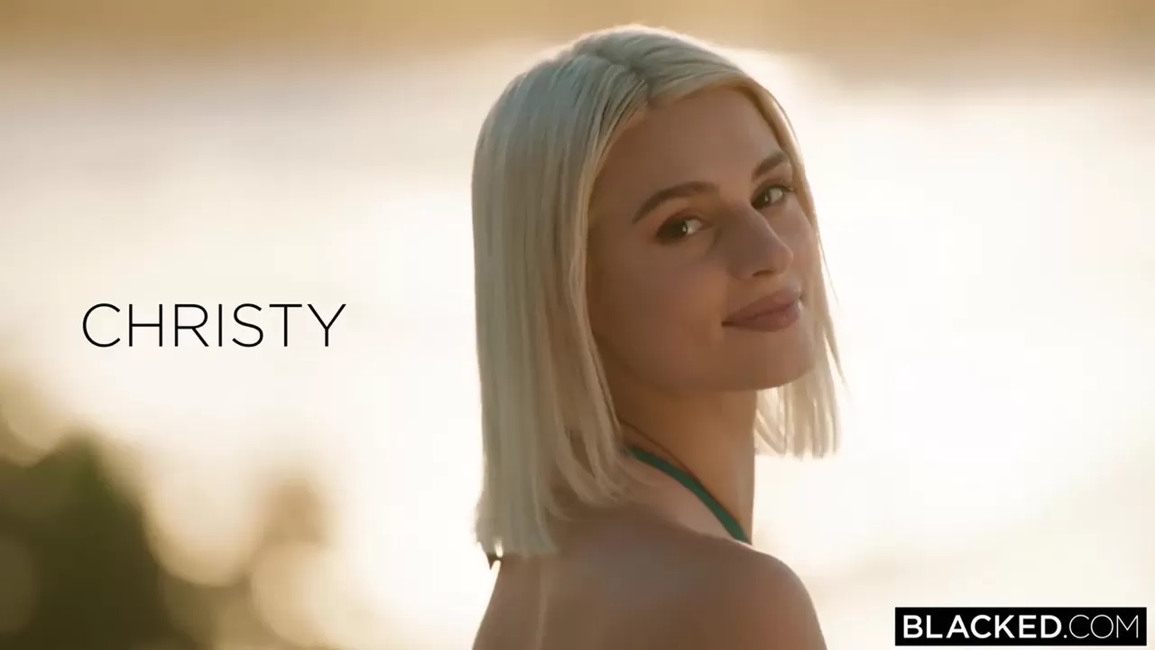 Blacked commet un crime en ne signant pas ma reine Christy White. Elle est si naturelle lorsqu'elle se fait baiser.