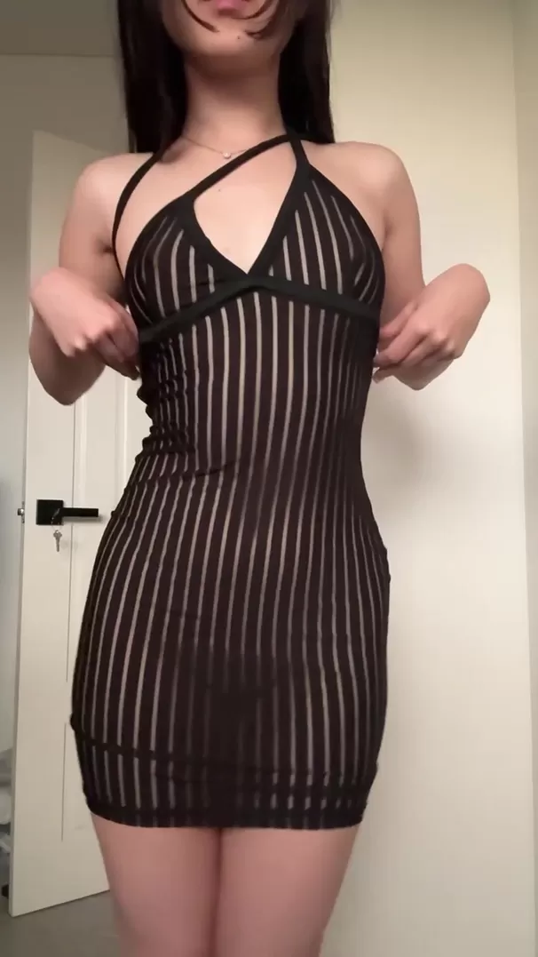 J'ai mal porté les bretelles de la robe, mais je l'aime mieux comme ça.