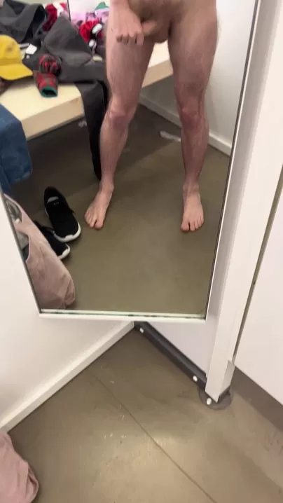 Je me suis complètement déshabillée dans la cabine d'essayage et ça m'a rendue tellement excitée