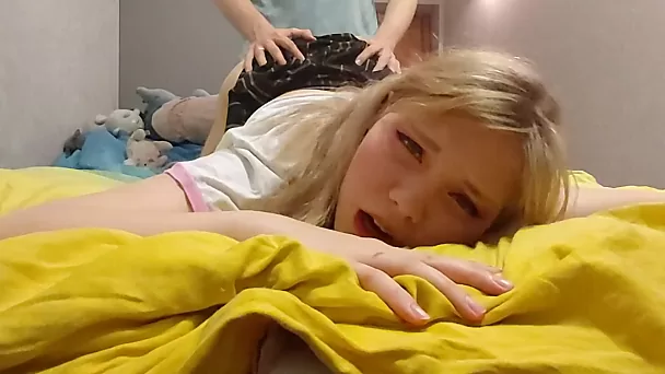 Schattige blondine krijgt de harde pik van haar vriend in een lekker gat totdat hij klaarkomt