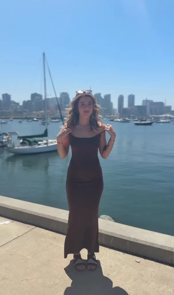 Emmène-moi à un petit rendez-vous mignon et je te montrerai mes jolis petits seins
