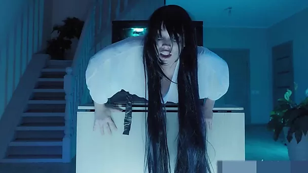 Sadako a essayé de me faire peur mais je l'ai effrayée en premier avec ma grosse bite