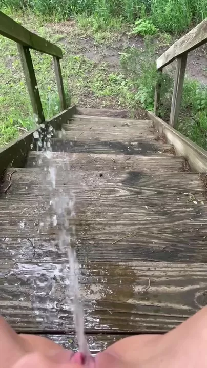 Só uma mijada rápida na escada :)