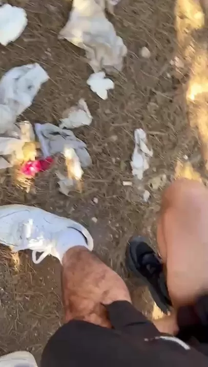 Cruisen na een dagje strand..  deze sexy kerel heeft mijn harige kont 15 minuten lang gelikt en daarna neukte hij me en vulde mijn gat met heel veel sperma