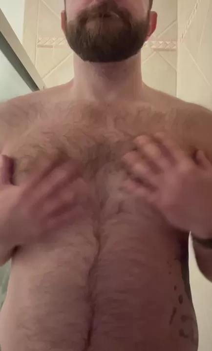 Preciso de uma gostosa para gozar nos meus peitos e barriga