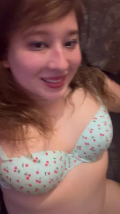 Lèche ma culotte pour voir si elle a un goût de cerise