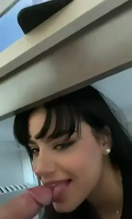 Jolie fille aime sucer des bites
