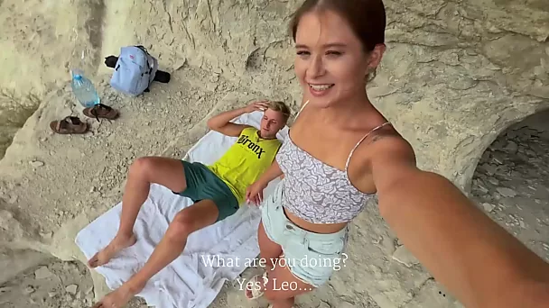 Une petite beauté blonde mince offre à son petit ami une superbe pipe pendant leur randonnée