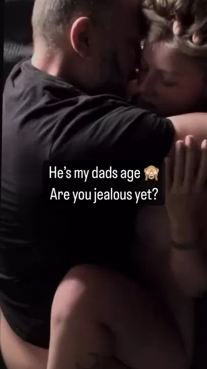 Ik heb een keiharde penis, omdat ik weet dat er een oudere man in haar schuilt.