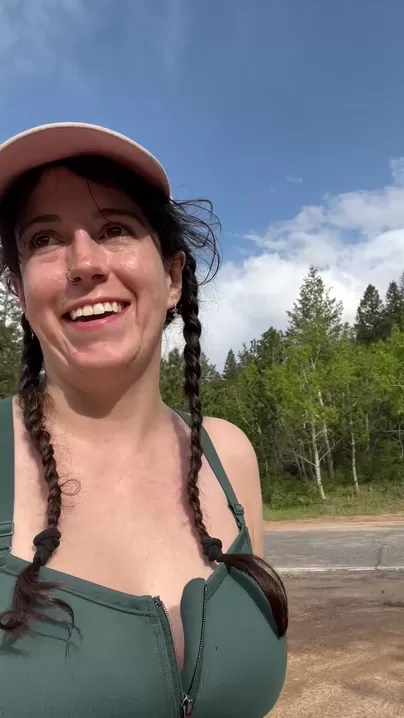 S'arrêter pour faire pipi sur une route panoramique