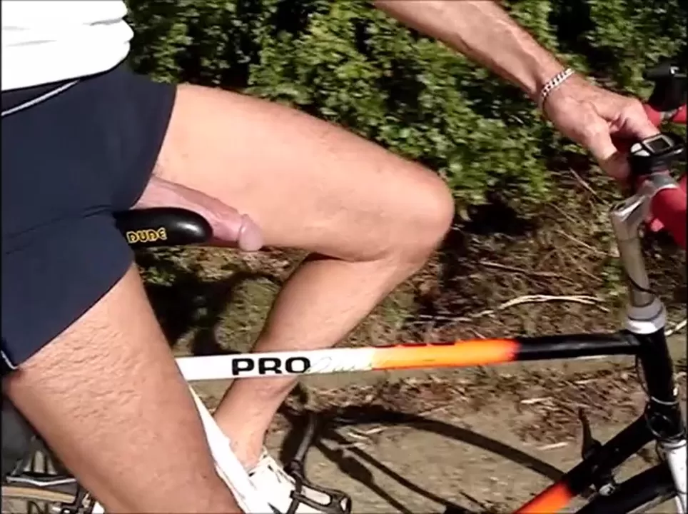 Je fais du vélo avec ma bite à l'air.