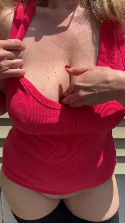 Le soleil brille, les seins à l'air