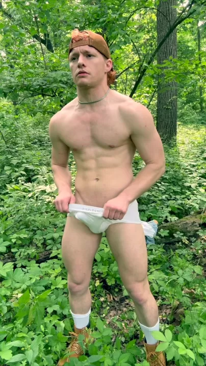 Un garçon de la campagne qui se déchaîne dans les bois