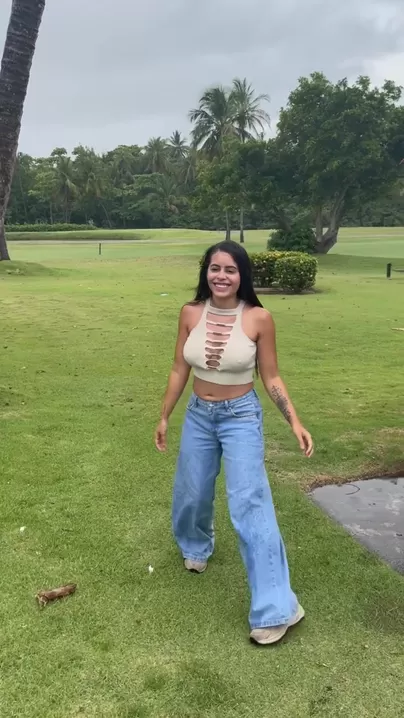 Se mettre seins nus sous la pluie