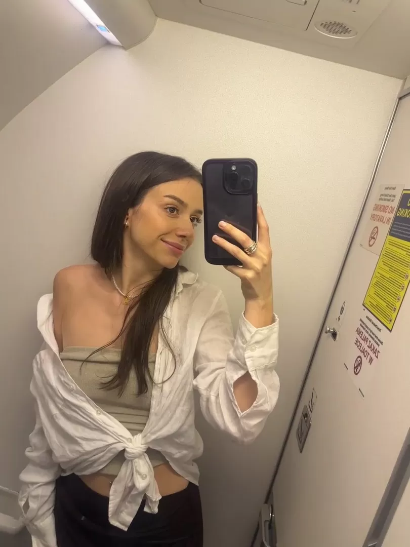Laisse tes mains courir partout sur mon corps dans l'avion