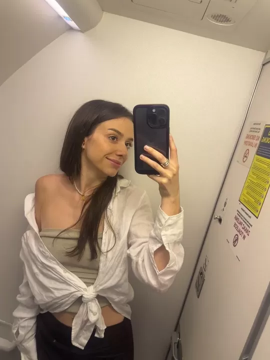 Laisse tes mains courir partout sur mon corps dans l'avion