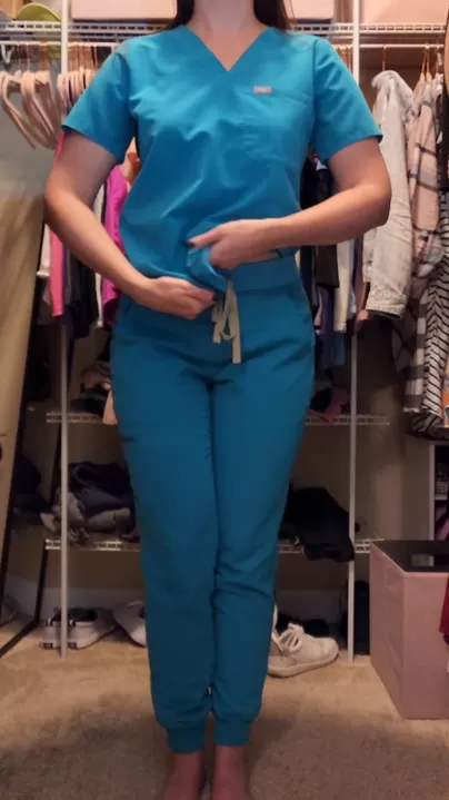 Uma enfermeira trabalhadora ainda gosta de se sentir sexy sob seu uniforme