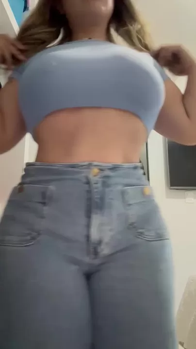 O tipo de peito que estica qualquer camisa