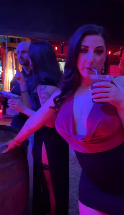 J'essayais juste d'aider. J'ai remarqué que ce bar n'avait aucun nichons exposés