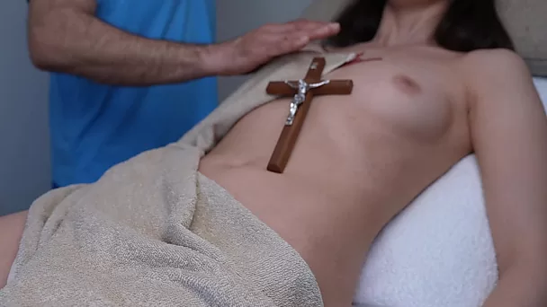 Une brune mince et chaude a des orgasmes multiples lors d'une séance de massage érotique