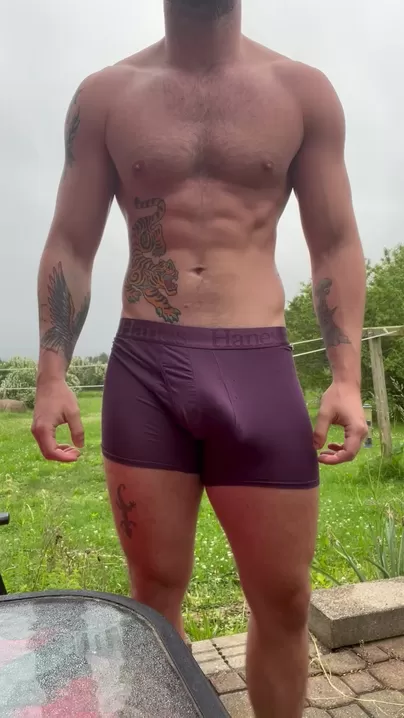 Lourde est la bite qui est dans mon pantalon