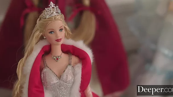 Настоящая куколка Elsa Jean наслаждается чувственным и страстным сексом со своим партнером