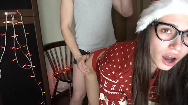 Jolie brune baisée la nuit de Noël - porno amateur