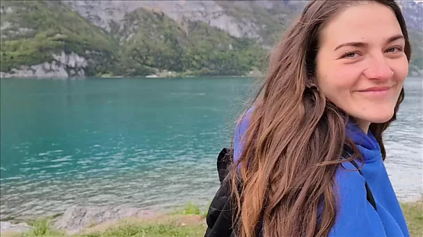 J'ai accordé à ma jolie belle-sœur PAWG la baise de chien la plus chaude et un creampie pendant notre voyage en famille