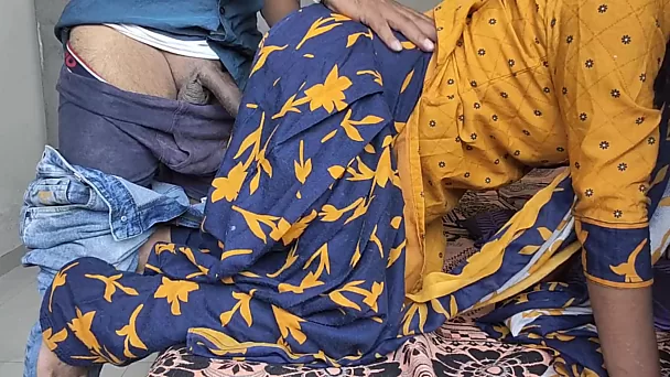 Belle-fille indienne baisée en levrette