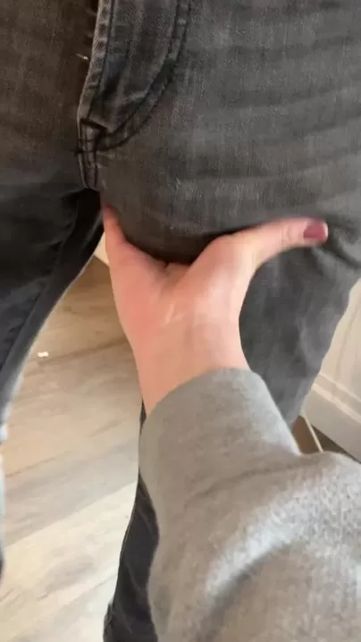 J'adore le contour de ma bite à travers mon jean