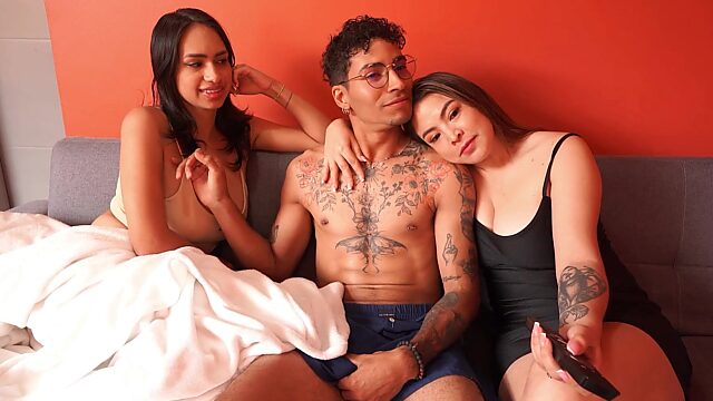 Latinas tetonas comparten a su novio en un FFM