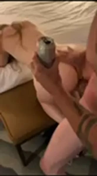 Le cocu m'apporte une bière pendant que j'étire sa nana